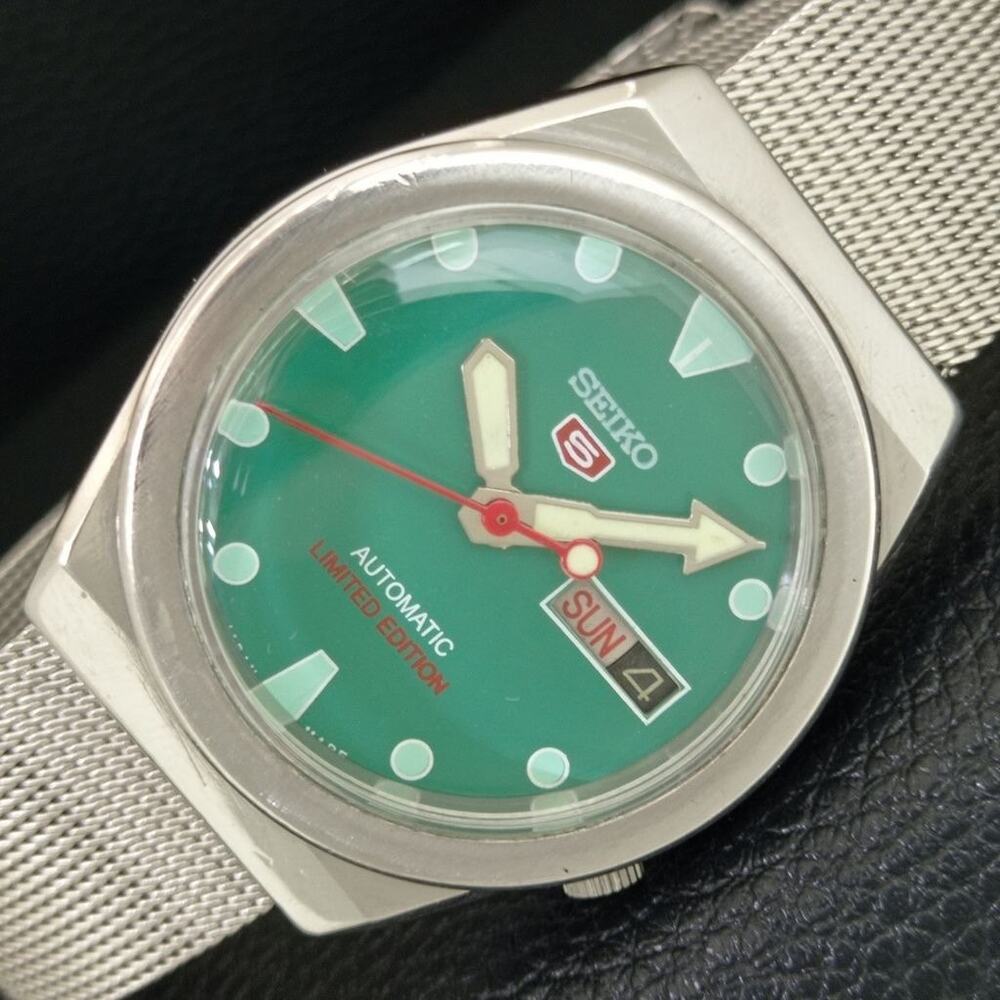 Vintage 1981 Seiko Automatic Mens Silver Watch W/daydate & Red accents
